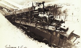 "Wykolejony pociąg towarowy z parowozem TKi3-233 w Zakopanem", grudzień 1941....